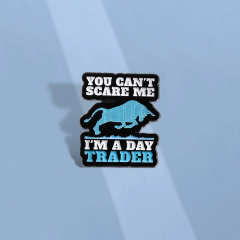 Divertente Spilla in Smalto Con Silhouette di Toro Slogan Day Trader Gioielli Regalo per Investitori Trader Distintivo in Lega