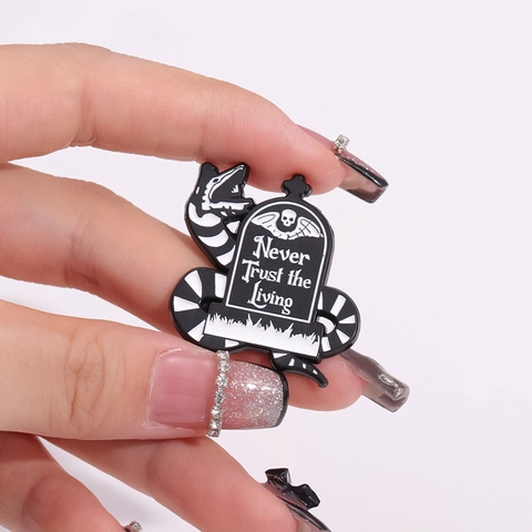 Broche Émaillée Gothique Tombe Enlacée de Serpent Never Trust The Living Aile de Squelette Badge en Alliage Bijoux pour Vêtement