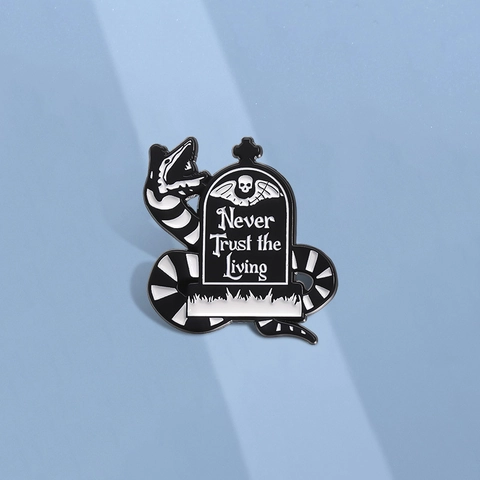 Broche Émaillée Gothique Tombe Enlacée de Serpent Never Trust The Living Aile de Squelette Badge en Alliage Bijoux pour Vêtement