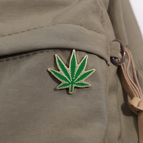 Spilla Creativa a Foglia Verde Pianta Cartoon in Lega di Zinco Smaltata Verniciata Distintivo Moda Accessori per Abbigliamento