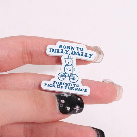 Spilla in Smalto Orso Cartone Animato In Bicicletta Slogan Divertente Lega Spilla Per Zaino Accessori