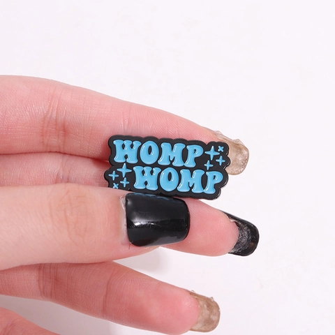 Divertente Spilla in Lega Smaltata WOMP WOMP Lettere Con Stelle Carattere Bubble Pin per Zaino Abbigliamento Arredo Unisex Gioielli