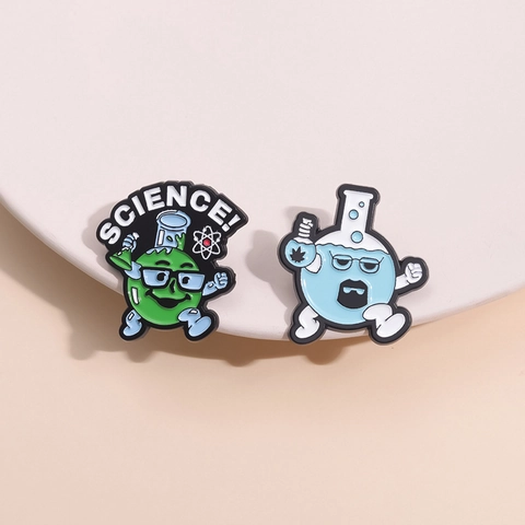 Spilla in Smalto Cartoon Science Lab Spilla a Forma di Flacone Chimico Distintivo in Lega di Zinco Gioielli Geek Regalo per Studenti