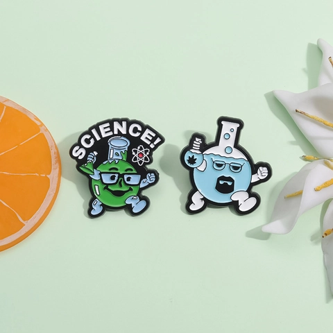 Spilla in Smalto Chimica Scientifica Del Fumetto Beuta Chimica Stile Heisenberg Distintivi in Lega Gioielli Scientifici per Studenti
