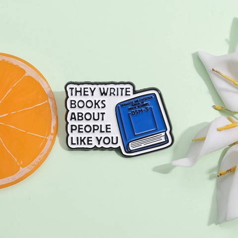 Pin de Esmalte Creativo Libro DSM-5 Frase They Write Books About People Like You Broche de Aleación Para Chaqueta Mochila Regalo Unisex