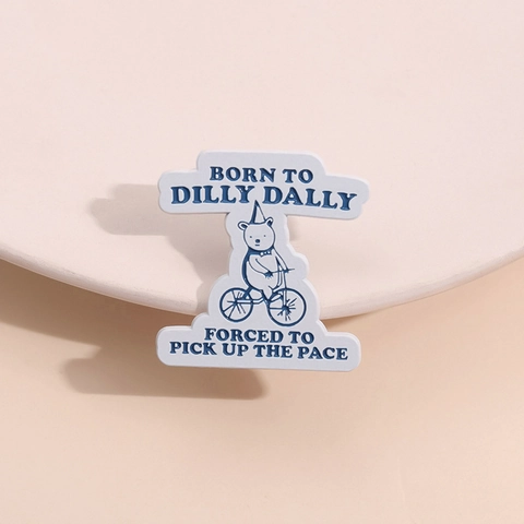 Spilla in Smalto Orso Cartone Animato in Bicicletta Forced To Pick Up The Pace Dilly Dally Lega di Zinco Distintivo Animale per Decorazione Vestiti Borsa Gioielli Regalo