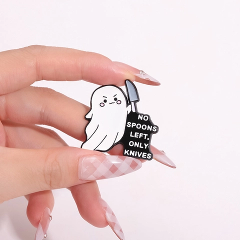 Pin De Esmalte De Fantasma Divertido Cartoon Punk Fantasma Blanco Sosteniendo Cuchillo Hacha Broche De Aleación Eslogan Humorístico Insignias De Metal Para Mochila Ropa