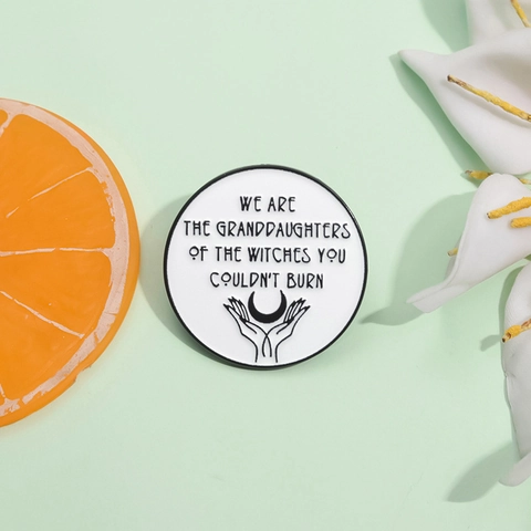 Broche en Émail Ronde Pouvoir Féminin We Are The Granddaughters Of The Witches You Could Not Burn Badge en Alliage Inspirant