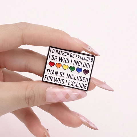 Spilla in Smalto Con Cuori Arcobaleno Slogan Di Inclusione Distintivo in Lega Accessori Moda Per Borse Giacche Abbigliamento