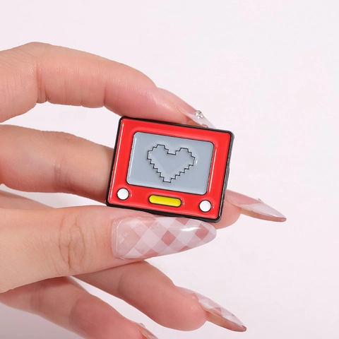 Lustige Retro-TV Pixel Herz Legierung Brosche Abzeichen Lackiert Metall Emaille Pin Für Kreative Kleidung Taschen Dekoration Mode Geschenk