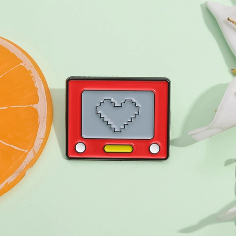 Retro Rote TV Emaille Pin Brosche Pixel Herz Design Metall Abzeichen Für Rucksack Kleidung Zubehör Mode Schmuck Geschenk