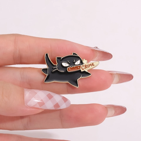 Broche Chat Noir Avec Couteau en Alliage Émaillé Badge Animal Lettrage Crime Amusant pour Décoration Vêtements Sac Bijoux