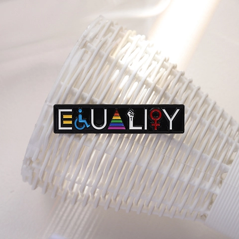 Spilla Smaltata Equality Arcobaleno Lega di Zinco per Vestiti Borse Simboli di Giustizia Sociale Distintivo di Metallo Gioiello