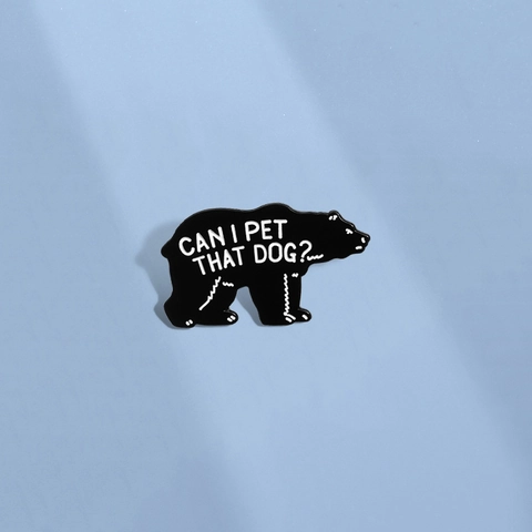 Simpatica Spilla in Smalto di Lega a Forma di Orso Nero Citazione Can I Pet That Dog Per Abbigliamento Borse Zaini Donna Uomo Gioielli