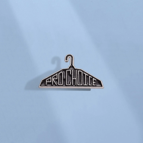 Pro-Choice Kleiderbügel Form Emaille Brosche Legierung Slogan Anstecknadel Schwarz Silber Briefing Abzeichen Für Kleidung Rucksack Unisex Schmuck