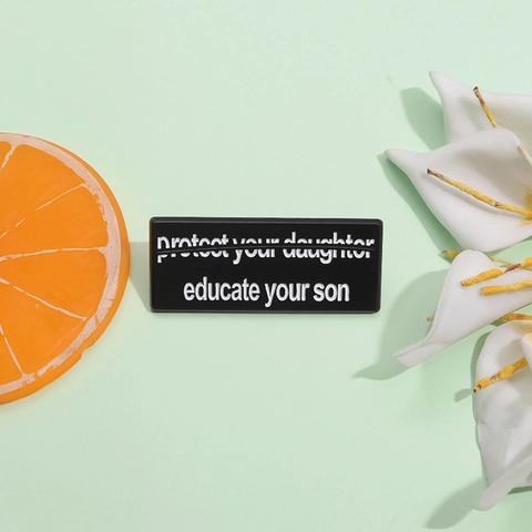 Rechthoekige Legering Emaille Pin Protect Your Daughter Educate Your Son Sociale Slogan Badge Voor Rugzak Kleding Decoratie