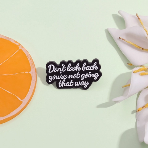 Inspirierendes Zitat Emaille Pin Don't Look Back Beschriftung Brosche Legierung Cartoon Abzeichen Schmuck Zubehör Für Kleidung Taschen