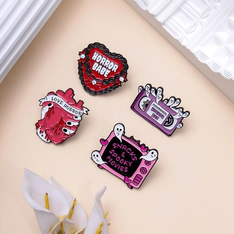 Broches en Émail Mignonnes et Effrayantes Thème d'Horreur Fantôme Télévision Cœur VHS Alliage Broche Badge de Dessin Animé pour Vêtement Sac à Dos Décor
