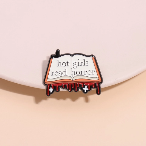 Hot Girls Read Horror Pin in Smalto Libro Gotico Spilla in Lega di Zinco Sangue Gocciolante Distintivo per Halloween Festa Unisex