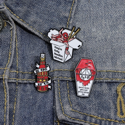 Spilla in Lega Smaltata Tema Film The Lost Boys Punk Gothic Distintivo Gioielli per Zaino Vestiti Decorazione Bara Bottiglia Design