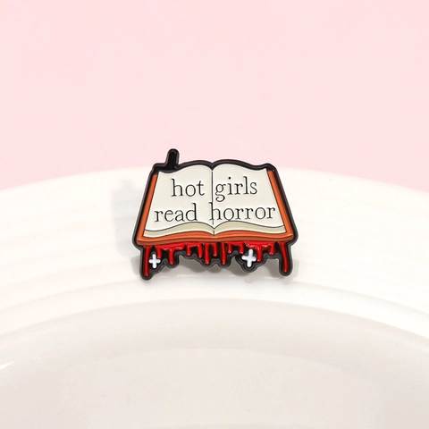 Hot Girls Read Horror Pin in Smalto Libro Gotico Spilla in Lega di Zinco Sangue Gocciolante Distintivo per Halloween Festa Unisex