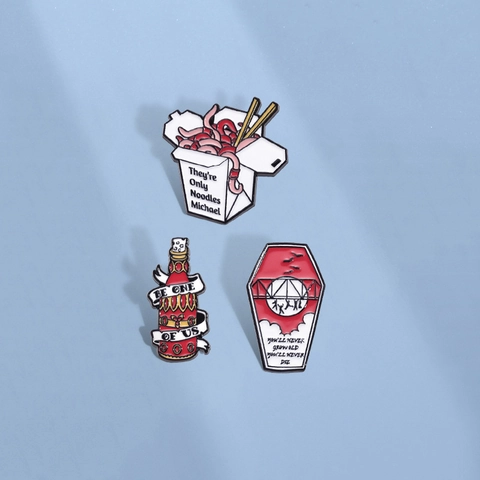 Pin de Esmalte de Película de Culto Caja de Comida China Ataúd Botella Insignia de Solapa Gótico Punk Halloween Joyería de Moda Broche Para Bufanda Bolso