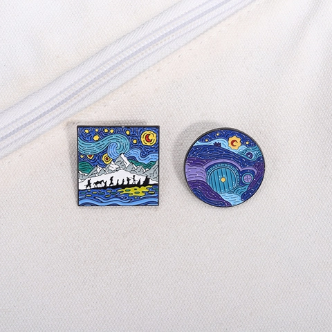 Broche Artistique en Alliage Émaillé Style Nuit Étoilée de Van Gogh Design Montagne Fellowship Hobbit Hole Bijoux