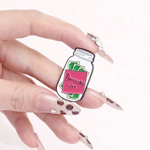 Spilla in Smalto Umoristico Douchebag Jar Bottiglia di Soldi in Lega Creativa Distintivo Divertente per Zaino Cappello Vestiti Unisex