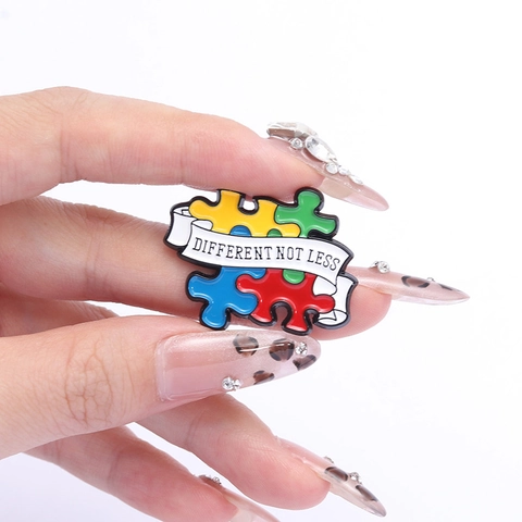 Autisme Bewustzijn Emaille Pin Puzzelstukjes Hart En Different Not Less Letter Legering Broche Voor Kleding Rugzak Sieraden