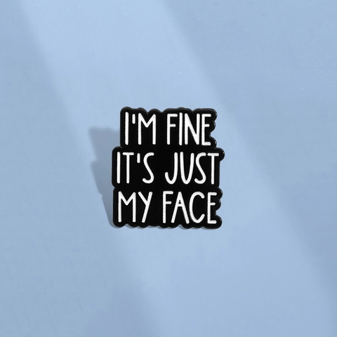 Μινιμαλιστική Καρφίτσα από Κράμα Σμάλτου I'M FINE IT'S JUST MY FACE Μαύρο Λευκό Σήμα Με Απόφθεγμα για Ρούχα Τσάντες Αξεσουάρ