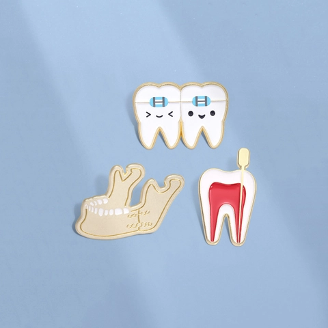Dental Theme Enamel Brooch Medical Jawbone Teeth Anatomy Cartoon Braces Design Alloy Badge For Dentists Nurse Student Gift
