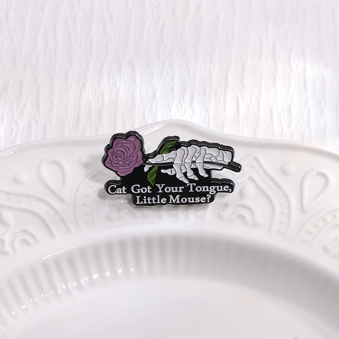 Skelett Hand Hält Lila Rose Emaille Anstecker Cat Got Your Tongue Little Mouse Text Gothic Skelett Metall Brosche Schmuck