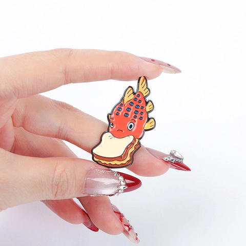 Dessin Animé Mignon Carpe Rouge Mangeant Sandwich Broche Émail Alliage Amusant Animal Badge Pin Pour Vêtements Sac À Dos Unisexe