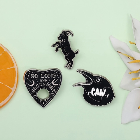 Ensemble de Broches en Émail Noir Gothique Chèvre Corbeau Cœur Planchette Badge en Métal en Alliage de Zinc pour Sac à Dos Vêtements