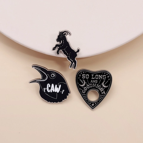 Ensemble de Broches en Émail Noir Gothique Chèvre Corbeau Cœur Planchette Badge en Métal en Alliage de Zinc pour Sac à Dos Vêtements