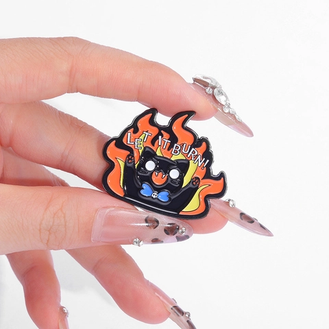 Spilla in Smalto a Forma di Gatto Nero e Fiamme in Lega di Zinco Con Scritta Let It Burn Distintivo Punk Pin per Risvolto Uomo Donna