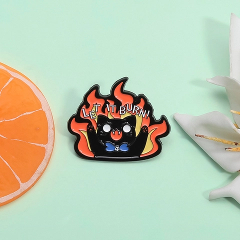 Épingle en Émail Chat Noir Flamme Humoristique Let It Burn Broche en Alliage Badge pour Sac à Dos Vêtements Accessoires Bijoux de Mode Cadeau