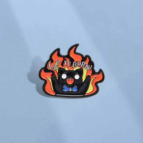 Spilla in Smalto a Forma di Gatto Nero e Fiamme in Lega di Zinco Con Scritta Let It Burn Distintivo Punk Pin per Risvolto Uomo Donna