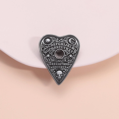 Vintage Gothic Ouija Board Planchette Spilla in Lega di Zinco Smalto Cuore Teschio Sole Luna Modello Punk Distintivo Gioielli Unisex