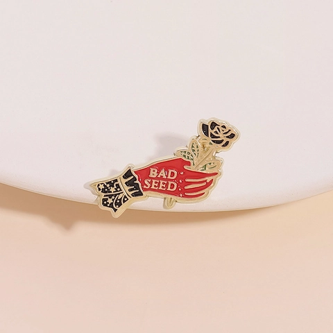 Gothic Punk Rote Hand Mit Schwarzer Rose Emaille Pin Bad Seed Beschriftung Zinklegierung Brosche Abzeichen Für Kleidung