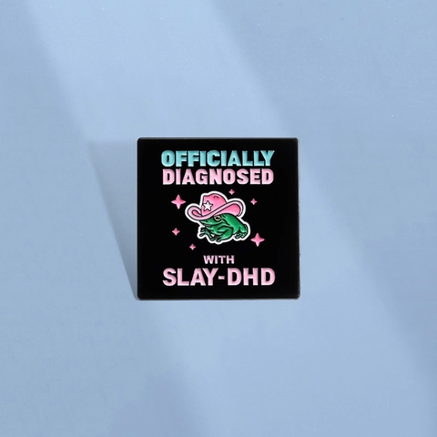 Offiziell Mit Slay-DHD Diagnostiziert Emaille Brosche Zinklegierung Grüner Frosch Rosa Cowboyhut Quadratische Abzeichen Pin Unisex
