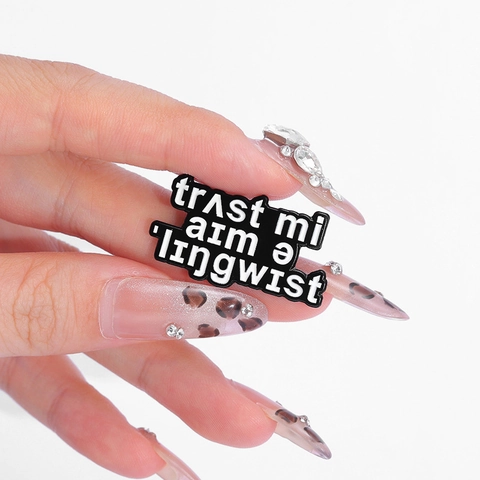 Spilla Smaltata Umoristica Trust Me I'm A Linguist IPA Fonetica Doppio Senso Inglese Lega di Zinco Pin Decorativa Zaino Unisex