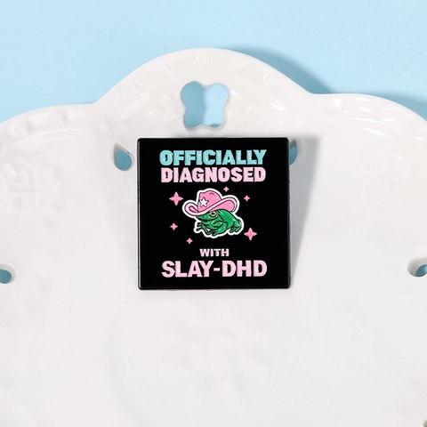 Zinklegierung Emaille Brosche Lustig Offiziell Diagnostiziert Mit Slay-DHD Cartoon Grüner Frosch Cowboyhut Quadratisches Abzeichen Kleidung