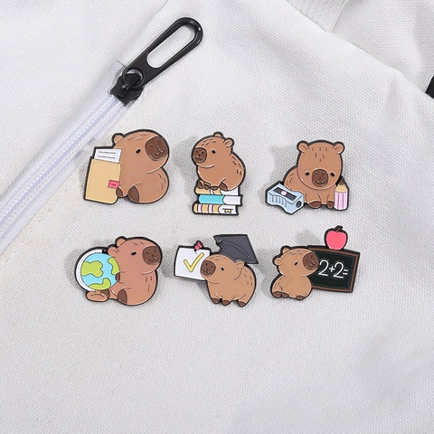 Broche en Émail de Capybara de Dessin Animé Mignon en Alliage Thème École Académique Série Biologie Badge pour Décoration de Vêtements et Sacs