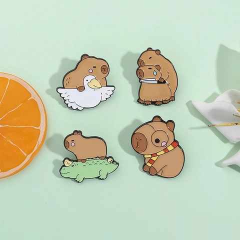 Pin de Esmalte de Carpincho de Dibujos Animados Lindo Broche de Aleación de Animal Divertido Carpincho Montando Cocodrilo Pájaro Insignia de Metal para Ropa Bolsos