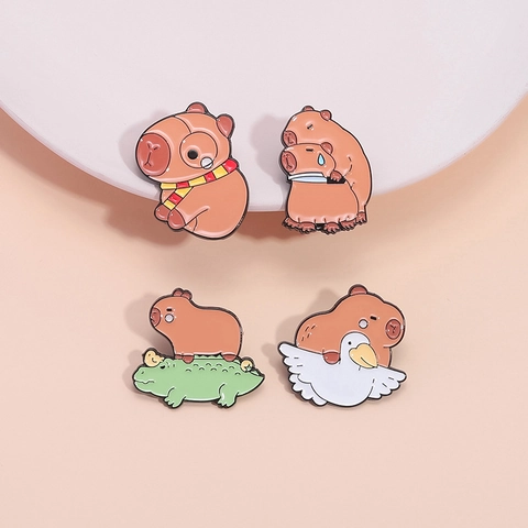 Pin de Esmalte de Carpincho de Dibujos Animados Lindo Broche de Aleación de Animal Divertido Carpincho Montando Cocodrilo Pájaro Insignia de Metal para Ropa Bolsos