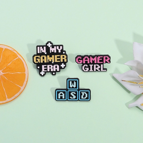Broche en Émail Pixel Art Rétro Badge WASD Gamer Girl In My Gamer Era Épingles Esthétiques pour Sacs à Dos Vestes Accessoire Unisexe