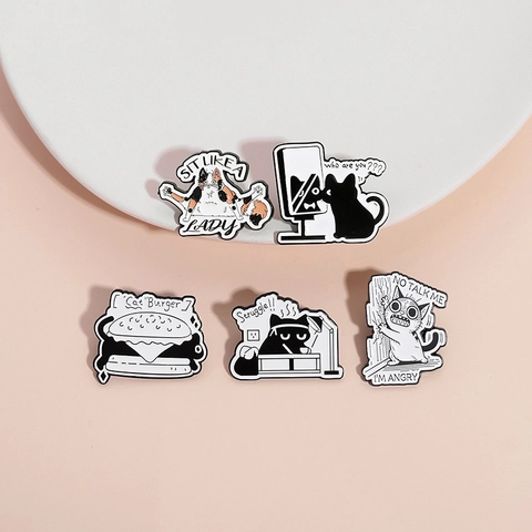Lustige Cartoon Katze Emaille Pin Humorvolle Schwarz Weiß Katze Brosche Abzeichen Für Rucksack Kleidung Tasche Niedlicher Tier Schmuck Geschenk Für Katzenliebhaber