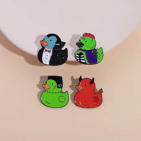 Spilla Smaltata di Halloween Cartone Animato Anatra di Gomma Frankenstein Vampiro Zombie Diavolo Animale Spilla da Zaino Accessorio Regalo