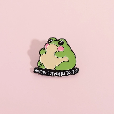 Simpatica Spilla In Smalto Con Rana Cartone Animato Badge Slogan Rootin But Mostly Tootin Spilla In Lega Per Zaino Cappello Abbigliamento Regalo